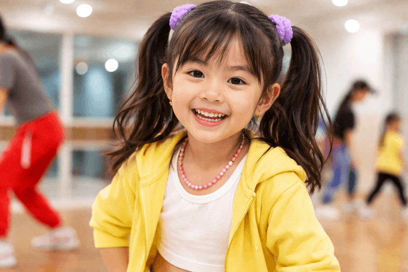 ダンスを習う子どものイメージ